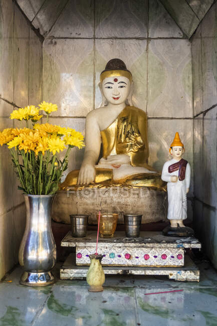 Statua di Buddha nel tempio di Buddha Chaukhtatgyi, Myanmar — Foto stock