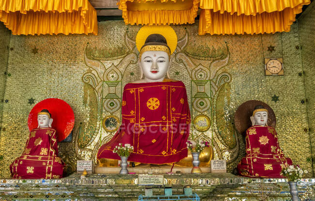 Buddha-Statuen in der Shwedagon Pagode, Myanmar — Stockfoto
