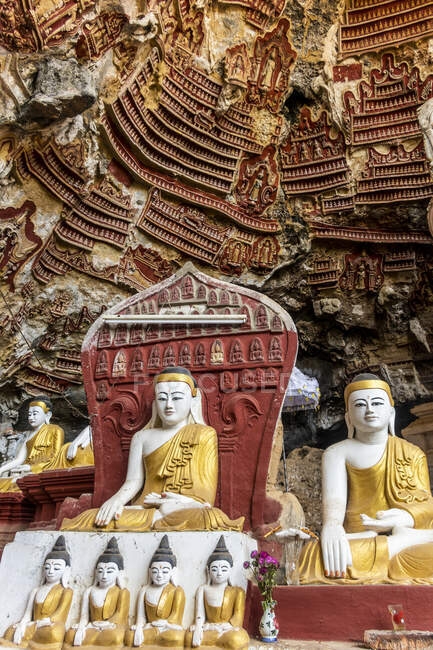 Antigo templo com estátuas de Budas e escultura religiosa em pedra calcária na caverna sagrada de Kaw Goon perto de Hpa-An em Mianmar — Fotografia de Stock