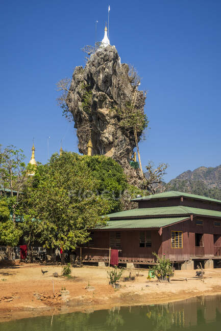 Buddhistische Kyauk-Kalap-Pagode in Hpa-An, Felsformation mit Stupa an der Spitze — Stockfoto