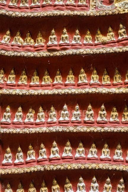 Antiguo templo con estatuas de budas y tallas religiosas en roca caliza en la cueva sagrada de Kaw Goon cerca de Hpa-An en Myanmar - foto de stock