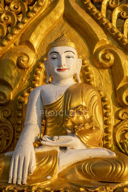 Pagode Kyaik Tan Lan ou Kyaikthanlan à Mawlamyine, Bouddha assis en robe dorée — Photo de stock