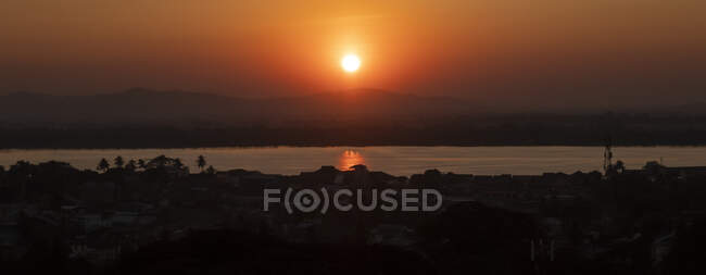 Vue panoramique du coucher du soleil sur la rivière Thanlwin à Mawlamyine — Photo de stock