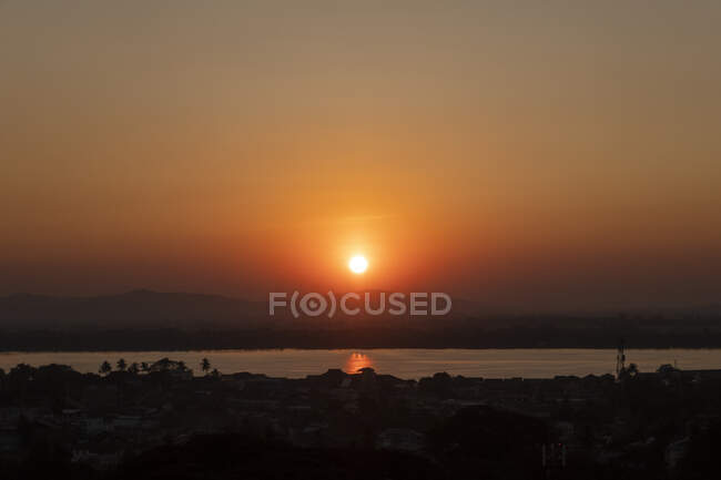 Puesta de sol sobre el río Thanlwin en Mawlamyine - foto de stock