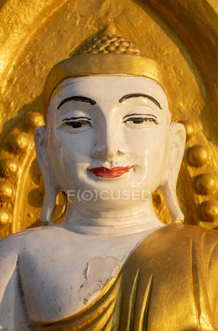 Kyaik Tan Lan o Kyaikthanlan Pagoda en Mawlamyine, cara y hombros - foto de stock