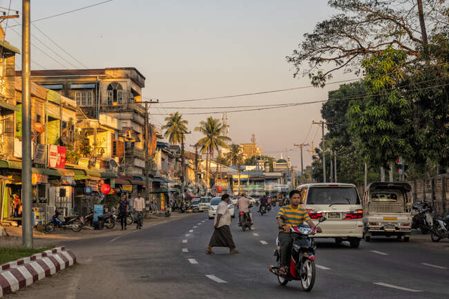 Verkehr in der Stadt, Autos und Motorräder und Menschen auf dem Bürgersteig — Stockfoto