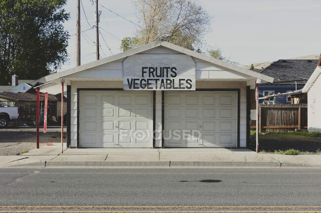 Frutas e legumes sinal e uma banca de mercado fechado em uma pequena rua da cidade — Fotografia de Stock