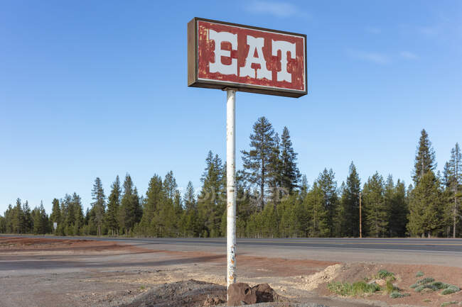 Estilo retro Comer signo en una cafetería al lado de la carretera - foto de stock
