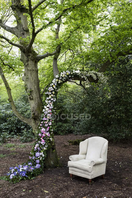 Декорации кресла и гирлянды для церемонии именования лесов. — стоковое фото