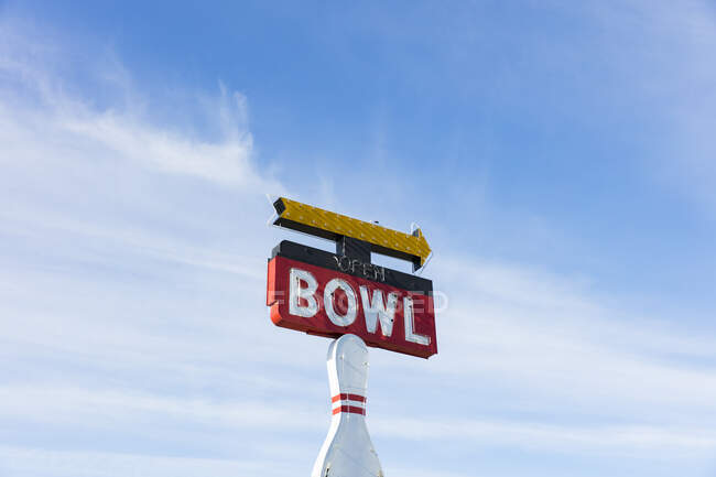 Panneau vintage pour bowling, Bol lettrage blanc sur fond rouge — Photo de stock