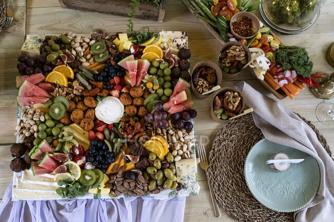 Tray with snacks and place setting for a woodland naming ceremony. — Stock Photo