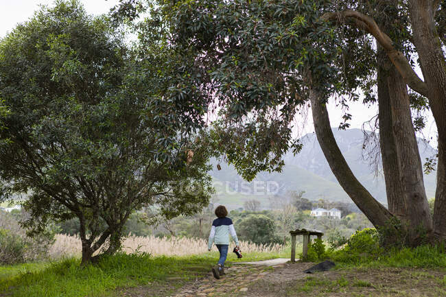 Joven caminando cerca del río Klein, Stanford, Western Cape, Sudáfrica - foto de stock