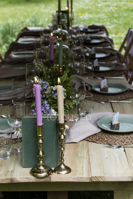 Mesa de comedor con velas y ambientes rústicos para una ceremonia de denominación de los bosques. - foto de stock