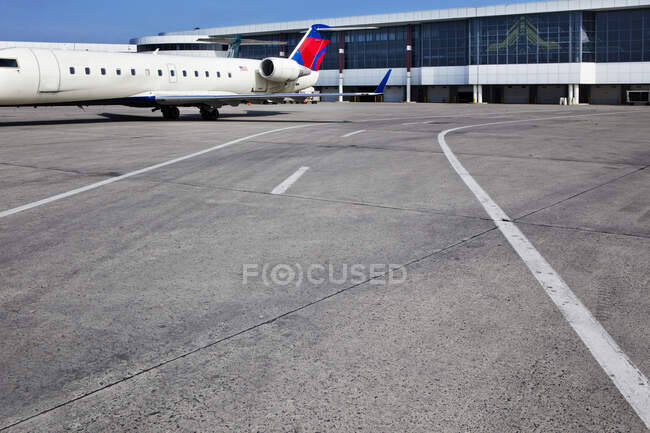 Будівлі аеропорту та пасажирський літак на землі. — стокове фото