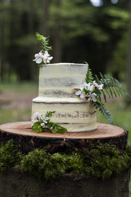 Торт с цветочными украшениями для церемонии на открытом воздухе — стоковое фото
