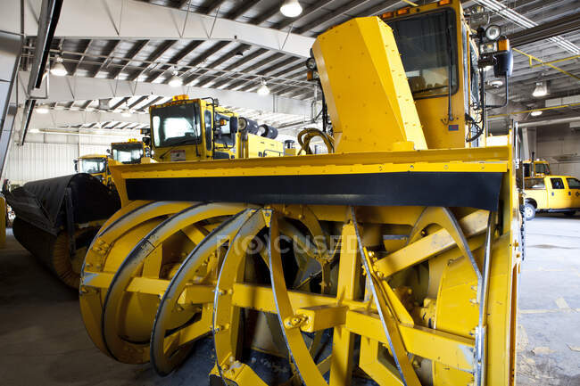 A snow clearing machine, a truck for winter snow removal — Stock Photo