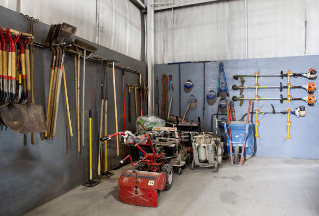 Un cobertizo de mantenimiento en un aeropuerto, cobertizo de herramientas, herramientas y objetos almacenados. - foto de stock