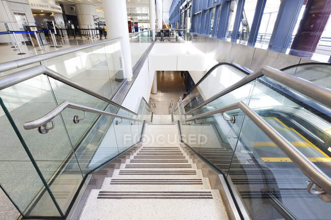 Interior del aeropuerto vacío, vestíbulo y escaleras y escaleras mecánicas - foto de stock