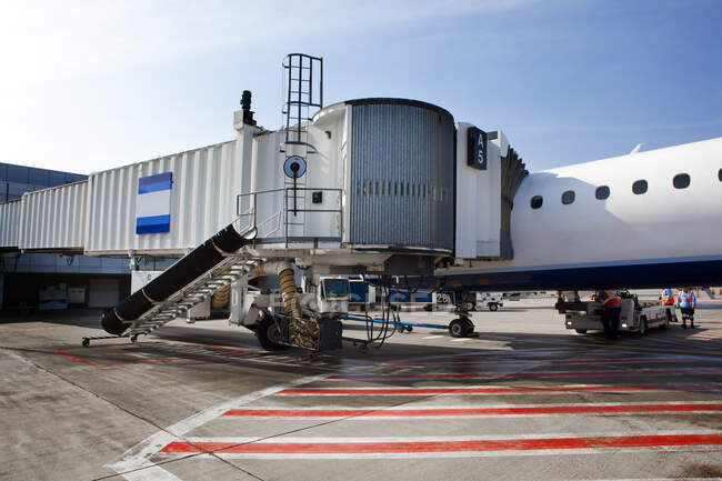 Bâtiments aéroportuaires, passerelle d'air pour les passagers et avions au sol — Photo de stock