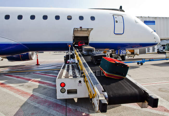 Aeroporto, avião de passageiros no chão, bagagem a ser carregada — Fotografia de Stock