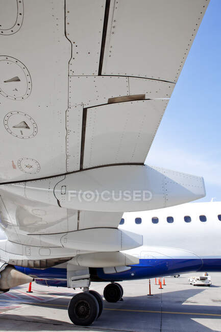 Die Flügelklappen und Strukturen eines Flugzeugflügels. — Stockfoto
