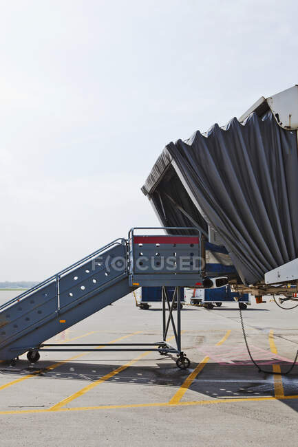 Un ensemble de marches et un tunnel passager de départ d'aéroport mobile, un pont aérien — Photo de stock