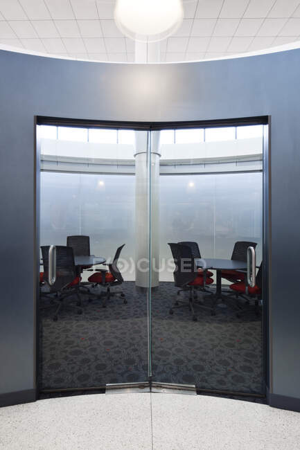 Sala de reuniones vacía con puertas de cristal. - foto de stock