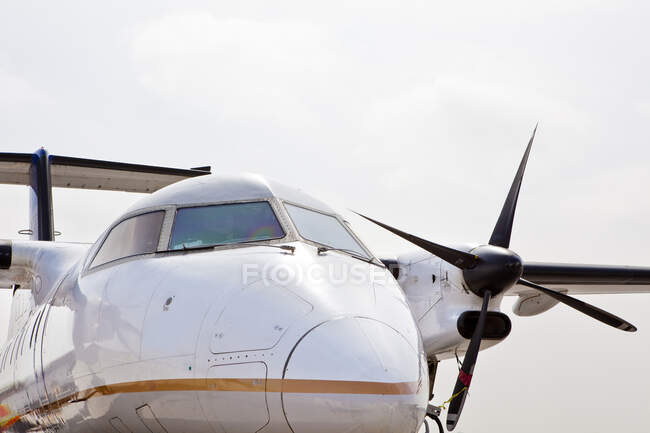 Nose cone and front view of a propeller aircraft — Stock Photo