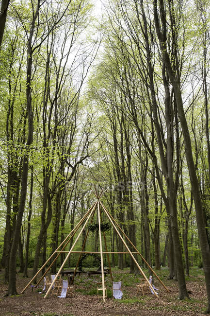 Holzkonstruktion mit Kranz für die Waldbenennung. — Stockfoto