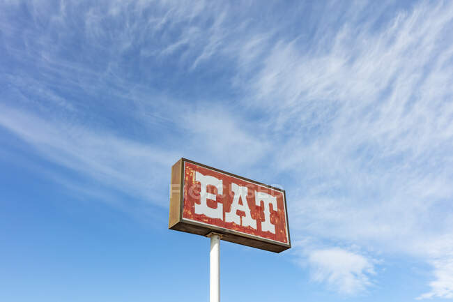 Estilo retro Comer signo en una cafetería al lado de la carretera - foto de stock