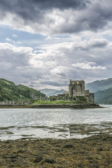 Eilean Donan, um remoto castelo escocês em uma ilha de maré, com ponte. — Fotografia de Stock