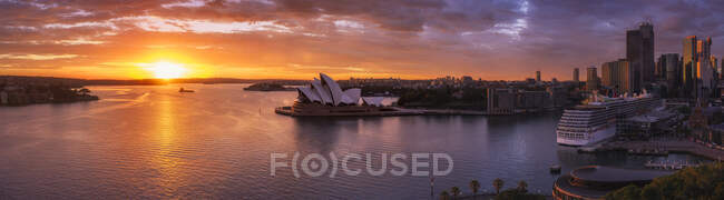 Sydney harbour with cruise ship docked at dawn. — Stock Photo