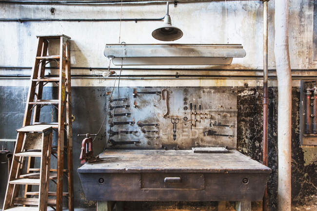 Werkbank in historischer Vintage-Werkstatt mit altmodischen Möbeln. — Stockfoto
