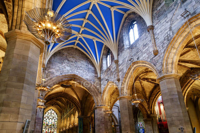 Innenraum einer Kirche mit blau bemalter Gewölbedecke — Stockfoto