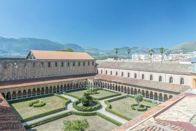 Nachbau eines byzantinischen Klosters aus dem 12. Jahrhundert mit Garten. — Stockfoto