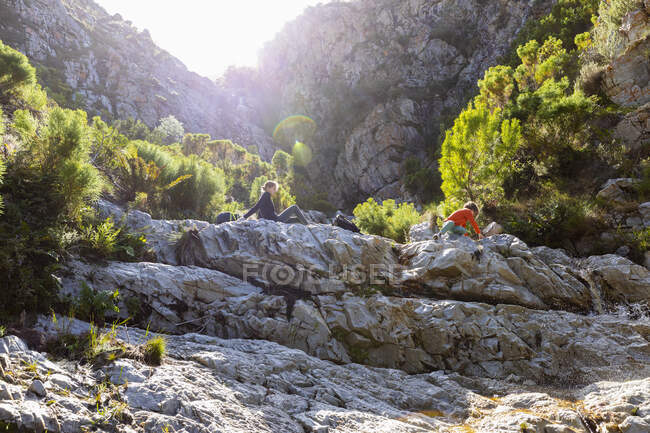 Teenage girl and younger brother hiking the Waterfall Trail, Stanford, South Africa. — Stock Photo
