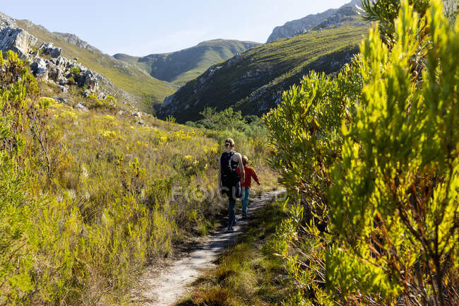 Teenage girl and younger brother hiking on the Waterfall Trail — Stock Photo