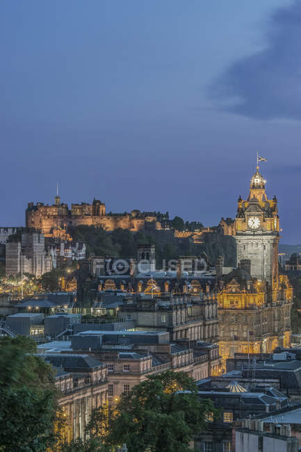 Edinburgh cityscape lit up at dusk. — Stock Photo