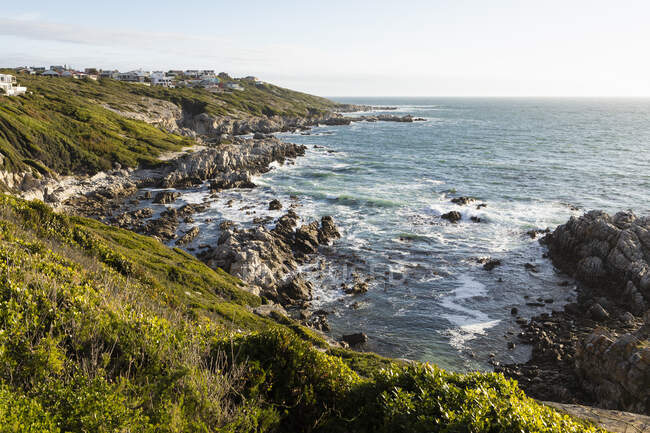 Вид з висоти зануреної скелястої берегової лінії, скель і шляху до пляжу і моря . — стокове фото