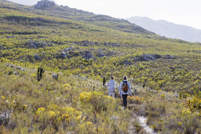 Caminhadas em família uma trilha natural, Reserva Natural Phillipskop, Stanford, África do Sul. — Fotografia de Stock