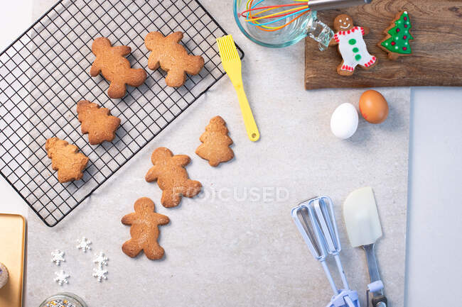 Vista dall'alto, biscotti decorati di Natale, biscotti ghiacciati. — Foto stock