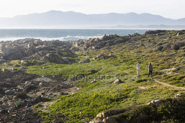 Donna e due bambini che camminano lungo il sentiero costiero sulla costa atlantica, De Kelders — Foto stock