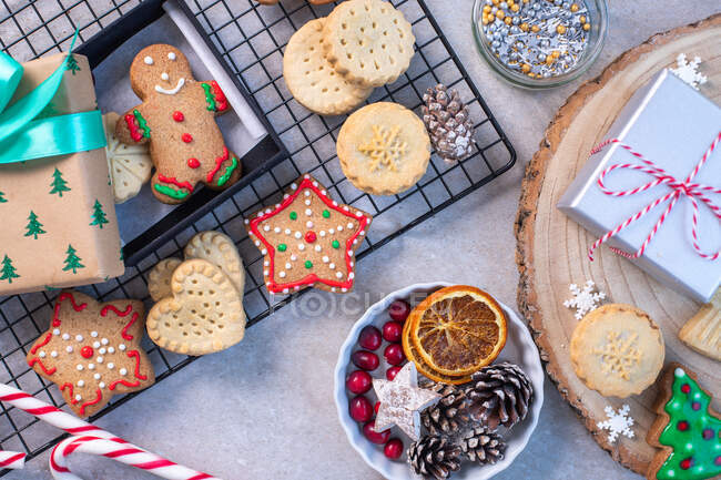 Vista superior de biscoitos e biscoitos de Natal e enfeites de Natal. — Fotografia de Stock