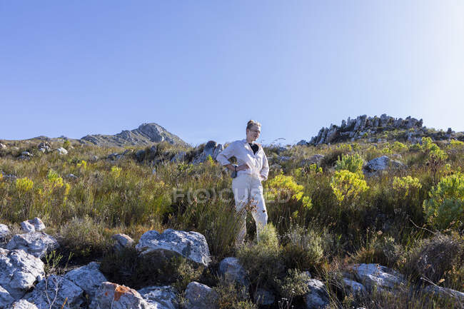Menina caminhando uma trilha natural, Reserva Natural Phillipskop, Stanford, África do Sul. — Fotografia de Stock