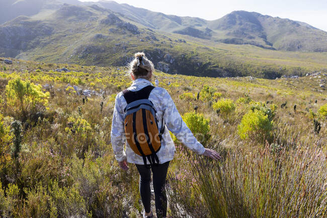 Mujer senderismo un sendero natural, Phillipskop reserva natural, Stanford, Sudáfrica. - foto de stock