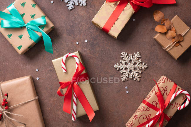 Navidad, vista superior de regalos envueltos y decoraciones en una mesa - foto de stock