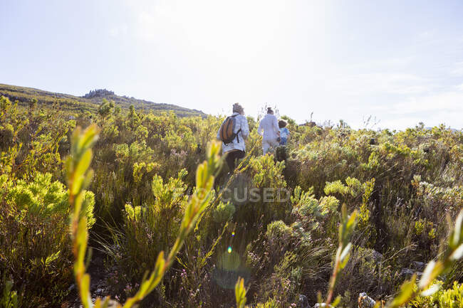 Randonnée en famille un sentier de la nature, réserve naturelle Phillipskop, Stanford, Afrique du Sud. — Photo de stock