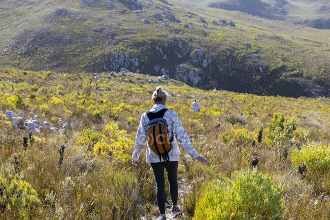Женщина путешествует по природной тропе, Филлипскоп заповедник, Стэнфорд, Южная Африка. — стоковое фото