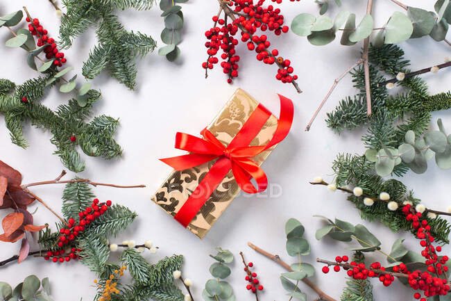 Décorations de Noël sur fond blanc et cadeau emballé — Photo de stock