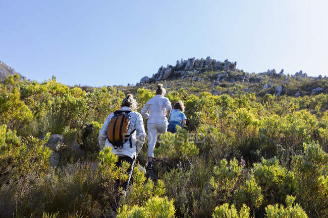 Escursioni in famiglia un sentiero naturalistico, riserva naturale di Phillipskop, Stanford, Sud Africa. — Foto stock